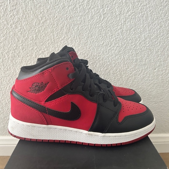 Air Jordan 1 Retro Mid GS ‘Gym Red’- Size 5.5Y - Excellent Used Condition - Picture 6 of 9